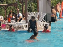 С дрехите в басейна! Управата: Няма проблем! Очевидец: Не ходете!
