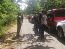 Задържаха петима българи за незаконен трафик на имигранти