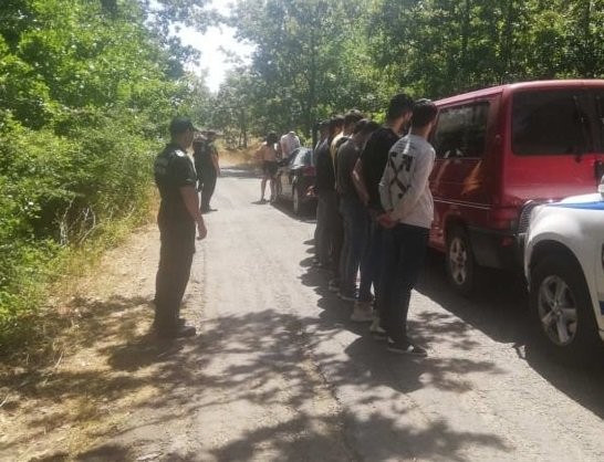 БНТ
Гранични полицаи от РДГП Елхово задържаха петима каналджии с 10 незаконни