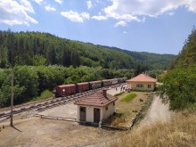 Специалният туристически влак ще продължава да пътува по теснолинейката