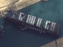 Корабът, заседнал в Суецкия канал, акостира на британския бряг с четири месеца закъснение