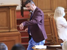Забраниха на Филип Станев да ходи на работа със скъсани дънки