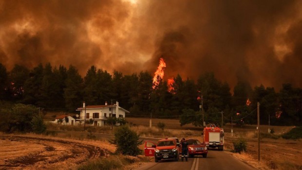 AFP
Пожарникарите в Гърция продължават борбата с огнената стихия възникнаха още нови огнища