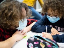 В Испания ваксинират учениците, за да не учат онлайн