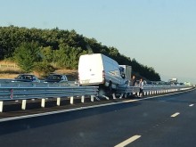 Бус е върху мантинелата на "Тракия", има и верижно ПТП, трафикът към морето - кошмарен!