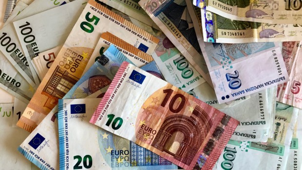 Странни за повечето икономисти и финансисти са споровете за приеманате на еврото