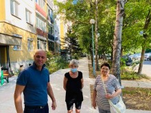 Нови бетонови тротоари смениха старите плочки пред блок в "Тракия"