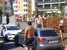 Пловдивчанин качи безумно видео от морето как румънци бранят колата си от репатриране!