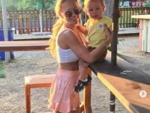 Лора Караджова показа малкия си син