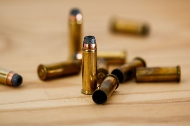 Незаконно притежавани боеприпаси и два пистолета са намерени и иззети