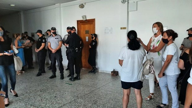 Това обаче разгневи бургаските журналисти които вкупом напуснаха съдебната зала