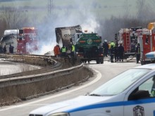 Бебе, млад мъж и жена загинаха в адска катастрофа на наша магистрала