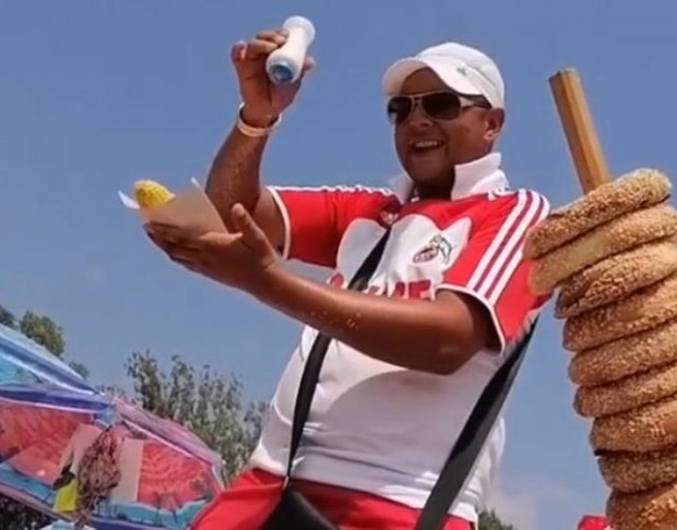 Фейсбук
Видео с продавач на царевица по нашето море набира все