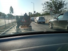 Ромска каруца свободно се движи из Пловдив, до нея - полицейска кола