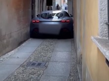 Ferrari Roma за 225 000 евро се заклещи в тясна уличка, няма излизане