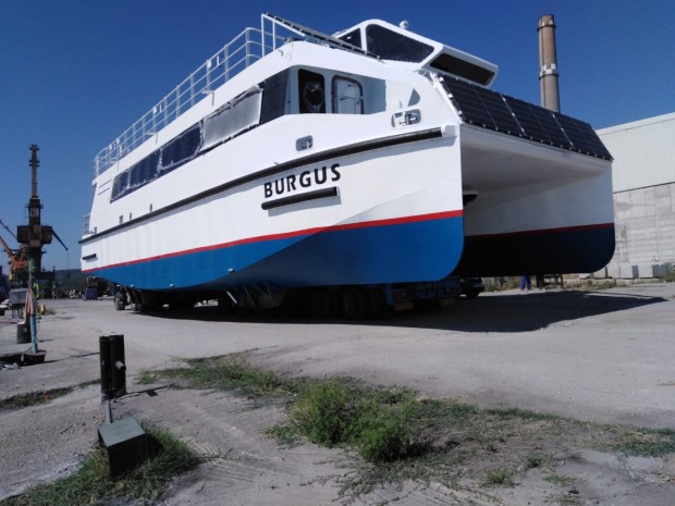 Със сложна транспортна операция новият туристически кораб на Община Бургас