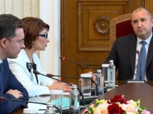 Прехвърчаха искри между ГЕРБ и Радев по време на консултациите