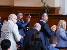 Кубинки на парламентарната трибуна: Депутатите се извиниха на битите от полицията протестиращи