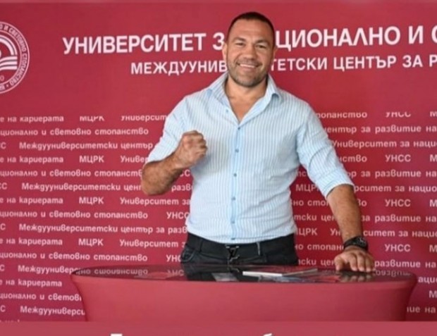 Боксьорът Кубрат Пулев подаде документи за магистър в Университета за