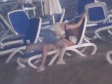 Награбиха се на плажа! Горещи любовни ласки в Слънчев бряг запалиха мрежата