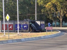 Автомобил яхна кръгово във Варна