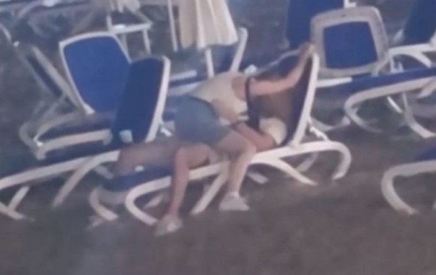 Видео с любовни ласки, заснето на плажа в Слънчев бряг,