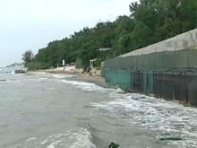 Защо и къде изчезна плажната ивица пред Международния дом на журналистите?