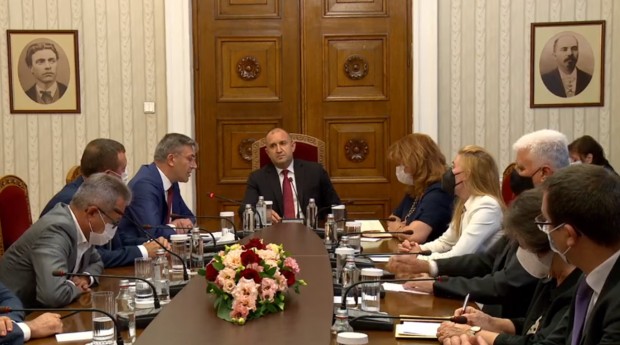 Продължават новите консултации при президента Румен Радев за връчване на