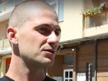 Млад мъж окоси градинката край блока. За благодарност - съседи повикаха полиция