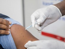 Маниак! Мъж се ваксинира 5 пъти с 3 различни ваксини