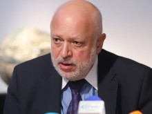 Минеков: Ваксинирането е единствената алтернатива за борба с коварната болест