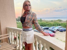 Маринела Арабаджиева неузнаваема, забавлява се с Ветко на морето
