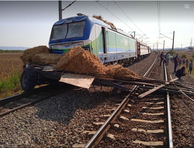 Влакът Бургас София блъсна неправилно преминаващ по жп релсите камион
