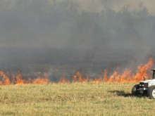 Пожарът над Югово не спира, гори високо над пропастта