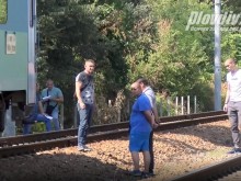 Покъртително! Човекът просто бил легнал на линията и чакал влака да премине