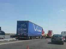 ТИР се вряза в мантинела на АМ "Тракия" до Пловдив и затрудни движението