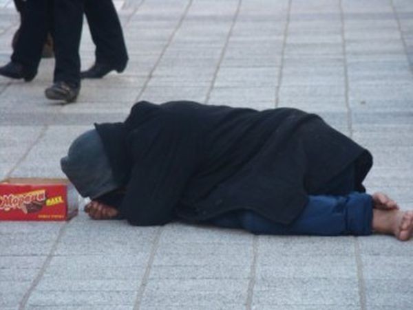 Пловдивчанин: Защо никой не контролира наглите просяци по Главната?