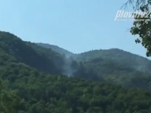 Два вертолета се включиха в гасенето на пожара в Родопите