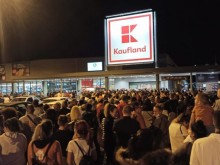 Масова истерия пред наш "Кауфланд"! Хиляди се струпаха посред нощ на лов за промоции