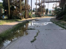Вода бликна изпод асфалта около стадион "Пловдив"