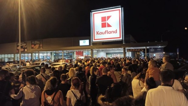Facebook
Истерия пред магазин от веригата на Кауфланд в Перник Струпването