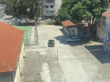 Дворът на пловдивско училище се превърна в паркинг