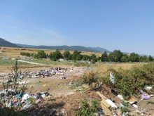 Грозна гледка! Централното гробище на Асеновград е превърнато в сметище