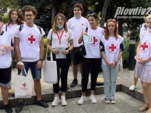 Млади активисти на БЧК раздават брошури в центъра на Пловдив, свързани с информация за ваксините