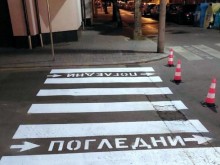 Опаснa мода: Деца лягат върху пешеходни пътеки