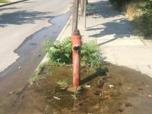 Пожарен кран излива с месеци вода на улица в Пловдив. ВиК: Още утре ще направим ремонт