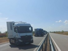 Камиони блокираха движението на Дунав мост 2