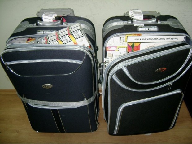 Митнически служители на летище Бургас намериха близо 2000 контрабандни кутии