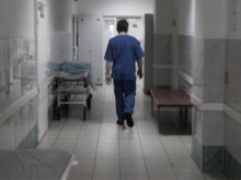 Хаос в болницата в Пазарджик: Настаняват болни с коронавирус в коридорите