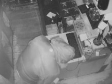 Мъж и жена попаднаха на крадец в дома си в Асеновград, нанесъл им удари и избягал